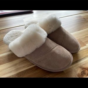 NWOT  Sheepskin Nuknuuk Slippers SZ 11